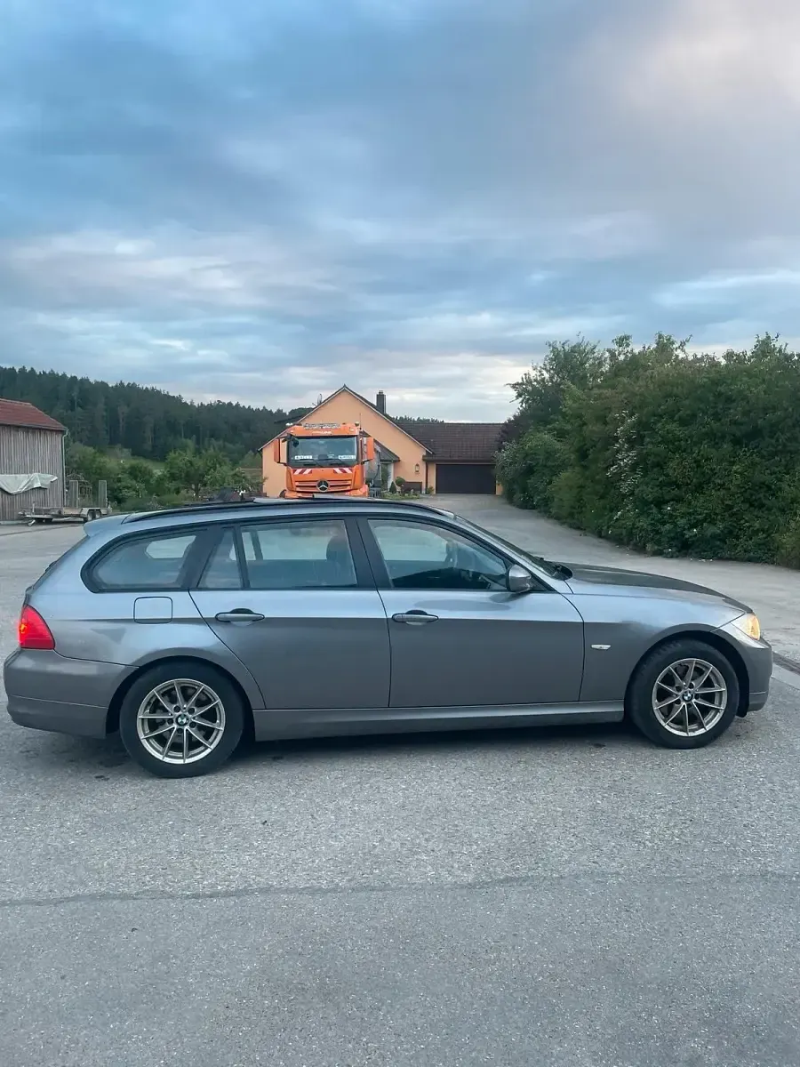 Gebraucht BMW 320 184 PS (135 kW) 2010 Grau Kombi