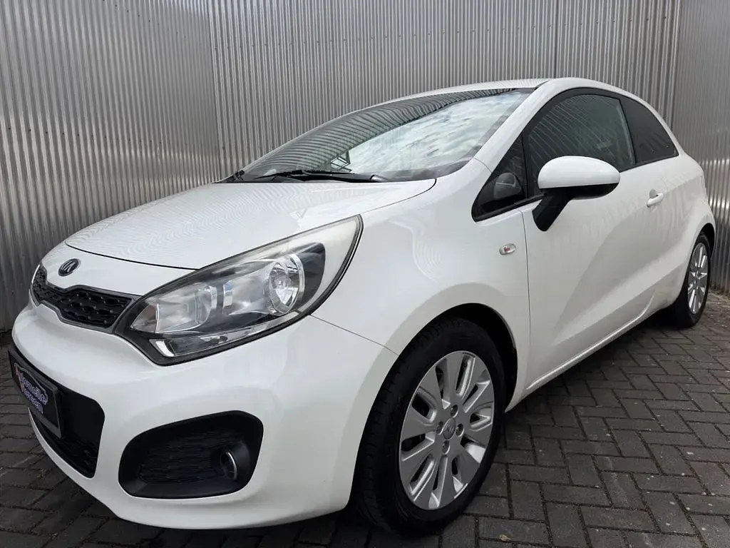 Gebraucht Kia Rio Attract 86 PS (63 kW) 2013 Weiß Limousine