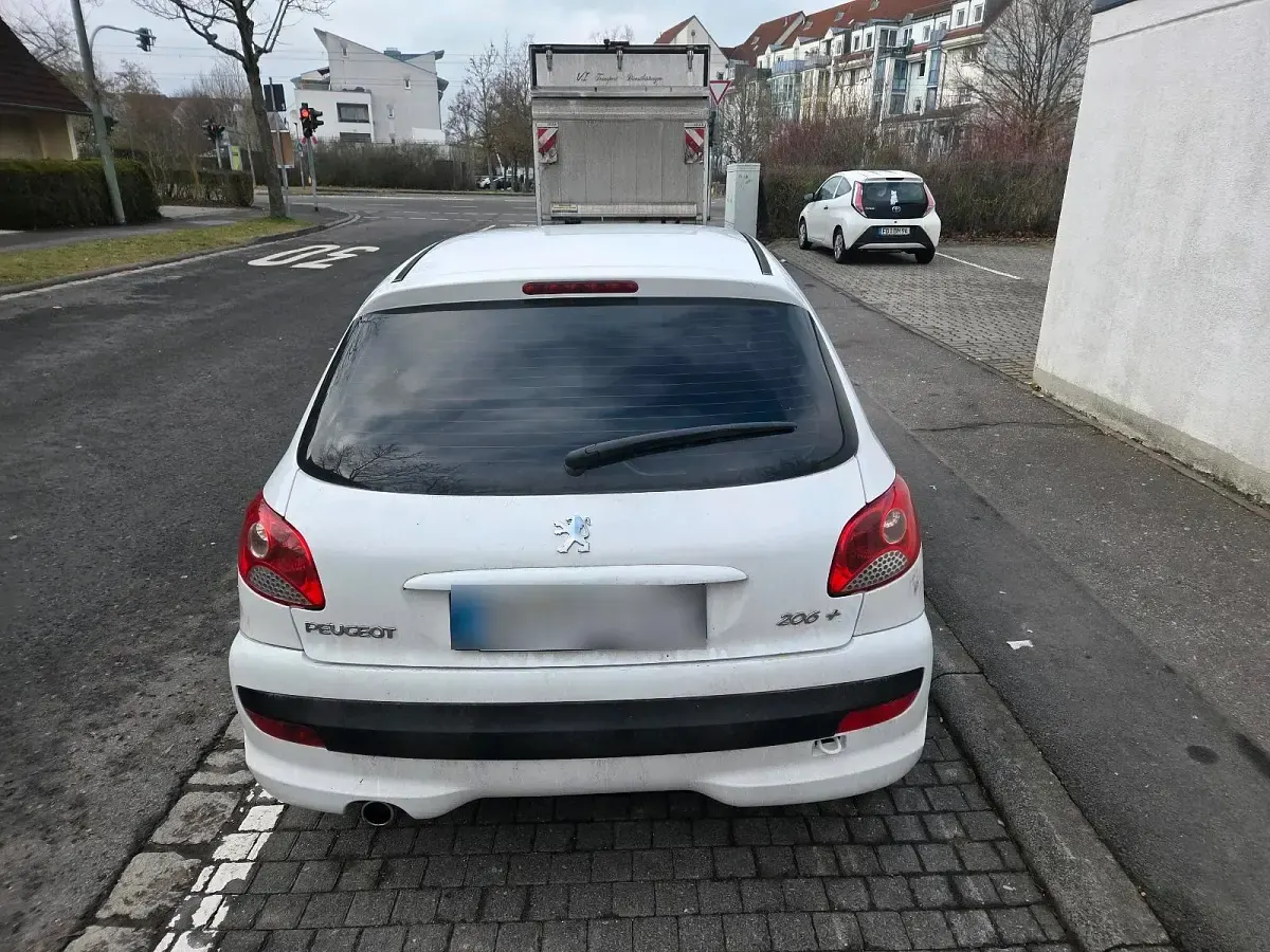 Gebraucht Peugeot 206+ 73 PS (53 kW) 2012 Weiß Kleinwagen