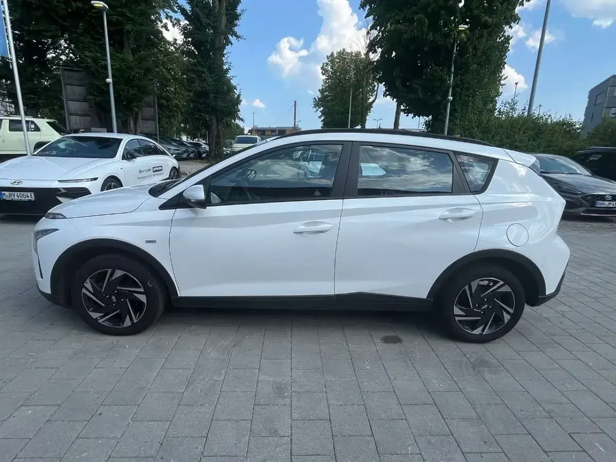 Gebraucht Hyundai Bayon Trend 120 PS (88 kW) 2023 Weiß SUV