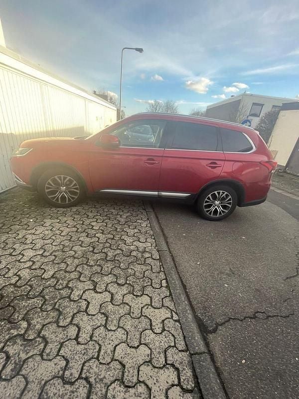 Rot Gebraucht 2017 Mitsubishi Outlander Edition SUV | 19.500 € (Fairer Preis) - Bild 1/4