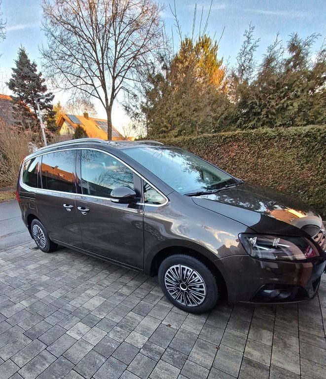 Braun Gebraucht 2018 Seat Alhambra Style Van / Kleinbus | 15.150 € (Superpreis) - Bild 1/4