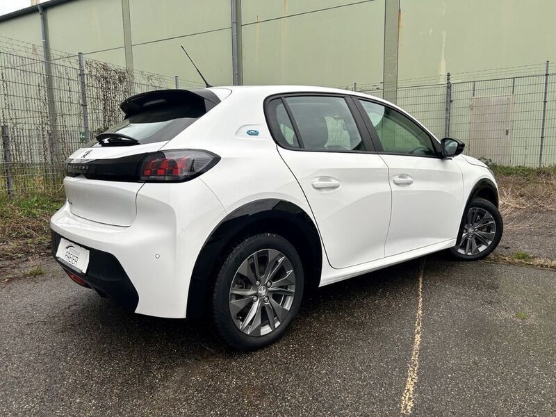 Gebraucht Peugeot e-208 Active 100 kW (136 PS) 2022 Lack weiss banquise/typ aussen Kleinwagen