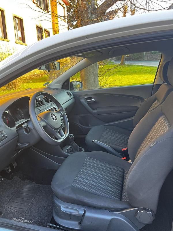 Gebraucht VW Polo 60 PS (44 kW) 2016 Weiß Kleinwagen