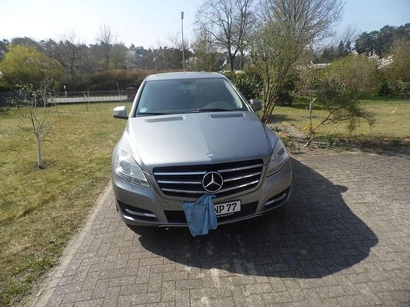 Grau Gebraucht 2011 Mercedes R300 Van / Kleinbus | 10.999 € (Fairer Preis) - Bild 1/4