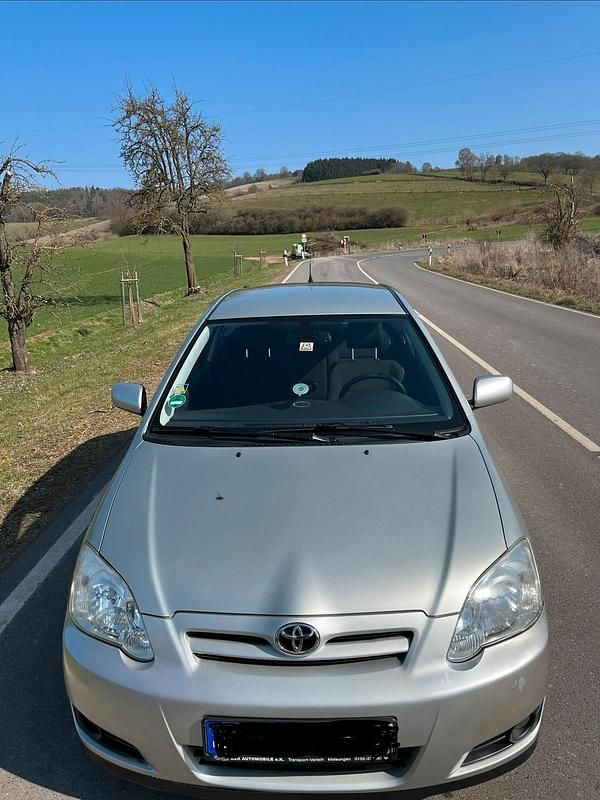 Gebraucht Toyota Corolla 116 PS (85 kW) 2004 Silber Kleinwagen