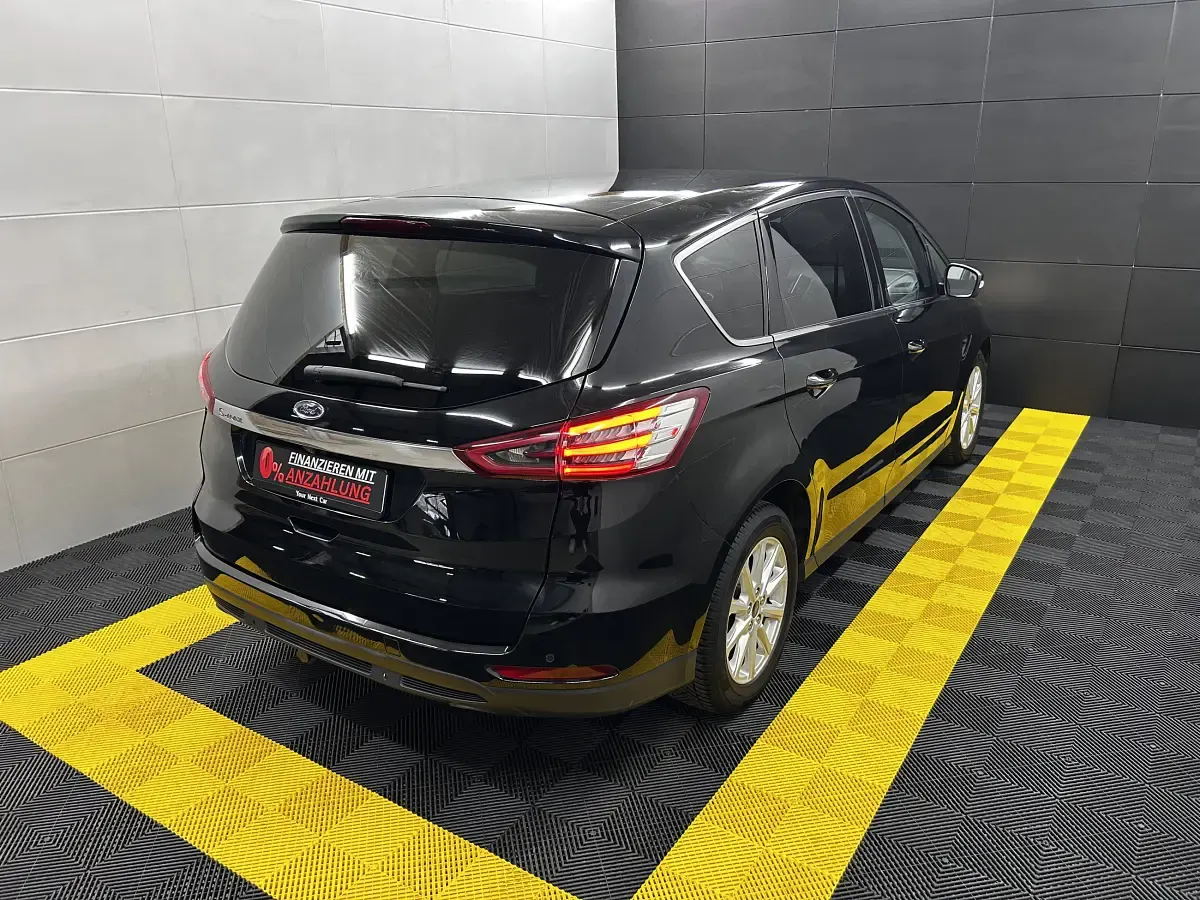 Używany Ford S-MAX Titanium 150 KM (110 kW) 2018 Czarny Minivan
