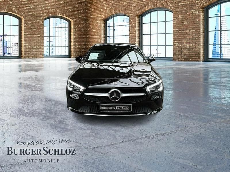 Gebraucht Mercedes CLA200 Shooting Brake 163 PS (119 kW) 2022 Unilack nachtschwarz Kombi