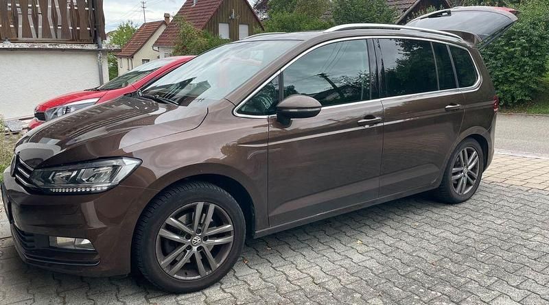 Braun Gebraucht 2016 VW Touran Highline Van / Kleinbus | 15.550 € (Fairer Preis) - Bild 1/4