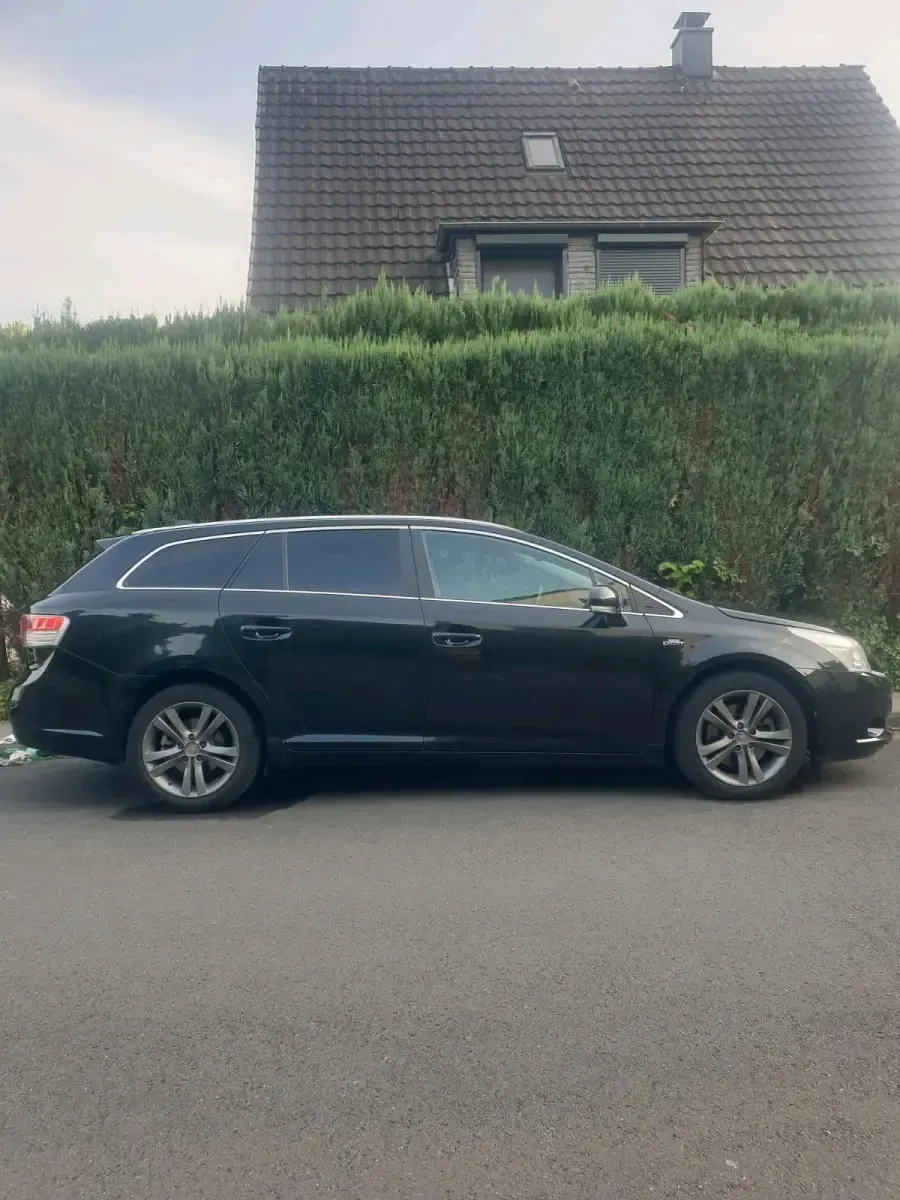 Gebraucht Toyota Avensis 150 PS (110 kW) 2011 Schwarz Kombi