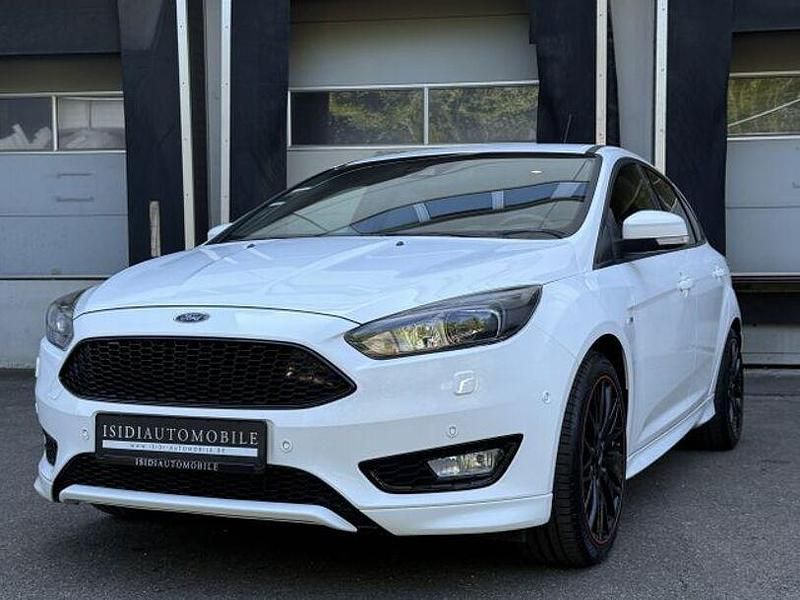 Weiß Gebraucht 2016 Ford Focus ST-Line Limousine | 11.900 € (Fairer Preis) - Bild 1/4