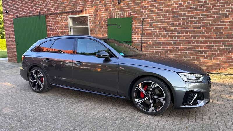 Grau Gebraucht 2023 Audi A4 S-Line Kombi | 39.900 € (Teuer) - Bild 1/4
