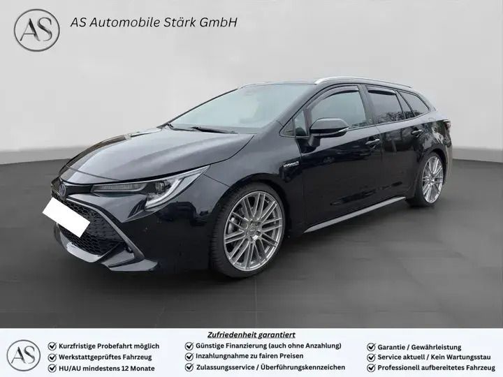 Schwarz black mica / ink Gebraucht 2021 Toyota Corolla Hybrid Team Kombi | 23.490 € (Fairer Preis) - Bild 1/4