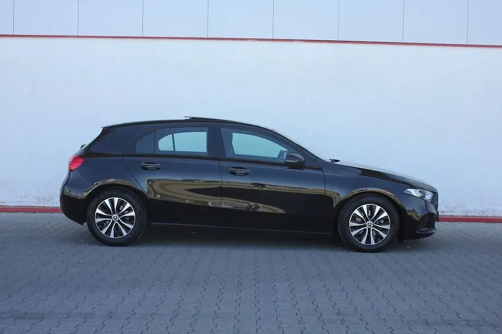 Gebraucht Mercedes A160 109 PS (80 kW) 2021 Kosmosschwarz metalliclack 191 Limousine
