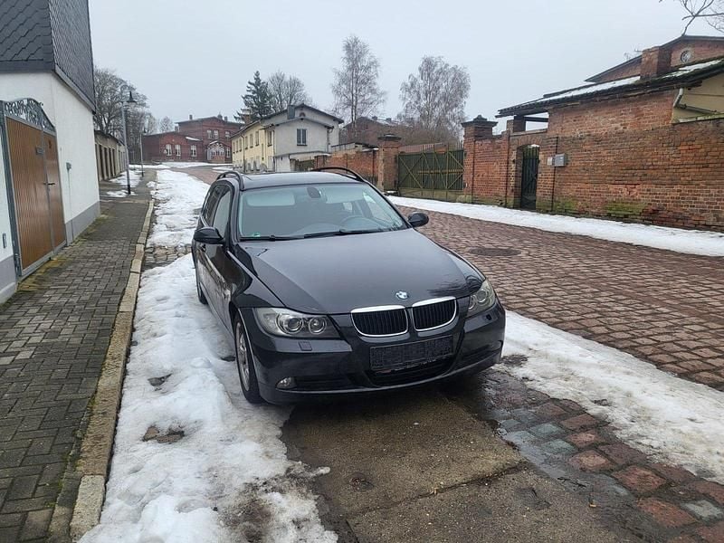 Gebraucht BMW 320 177 PS (130 kW) 2008 Schwarz Kombi