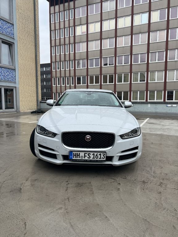 Weiß Gebraucht 2015 Jaguar XE Portfolio Limousine | 9.500 € - Bild 1/4