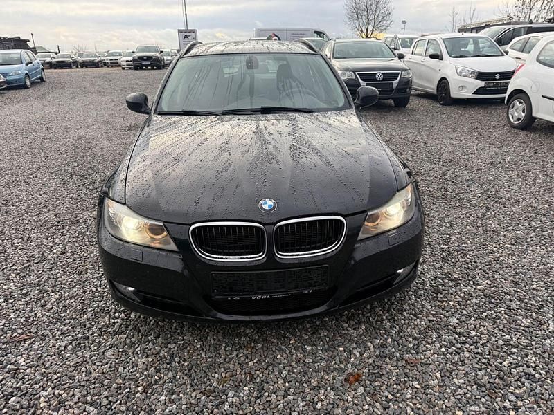 Schwarz Gebraucht 2011 BMW 318 Kombi | 3.799 € (Superpreis) - Bild 1/4