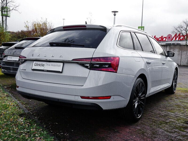 Gebraucht Skoda Superb Style 150 PS (110 kW) 2024 Moonweiss metallic Kombi