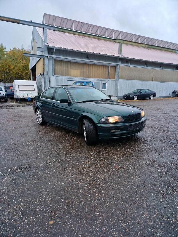 Grün Gebraucht 1999 BMW 320 Limousine | 1.600 € (Superpreis) - Bild 1/4