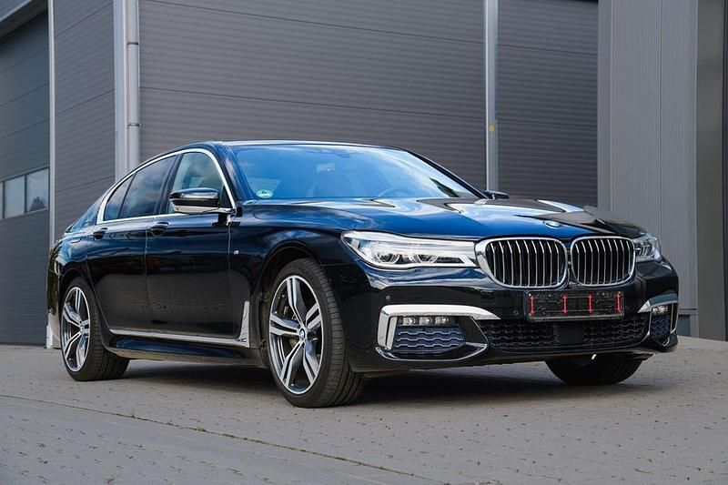 Black sapphire metallic Gebraucht 2017 BMW 740 M Sport Limousine | 39.590 € (Etwas zu teuer) - Bild 1/4