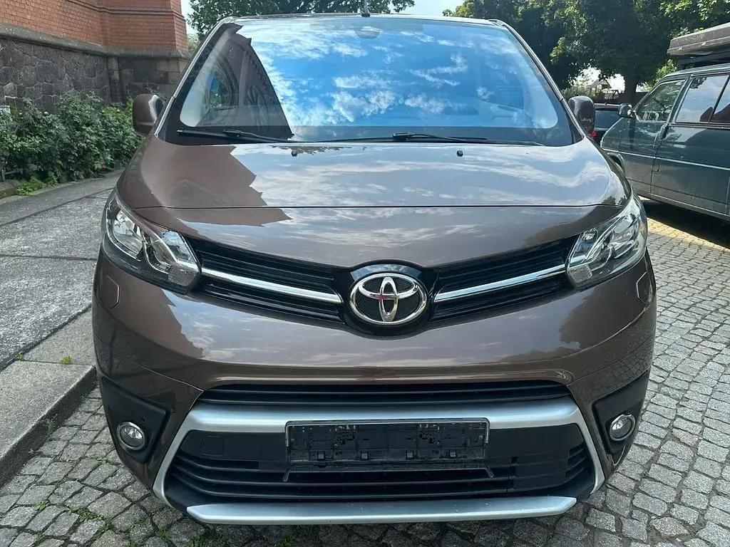 Gebraucht Toyota Proace 177 PS (130 kW) 2018 Braun Van / Kleinbus