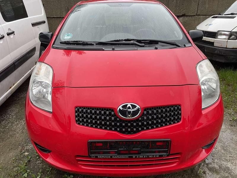 Rot Gebraucht 2008 Toyota Yaris Cool Limousine | 1.100 € (Superpreis) - Bild 1/4