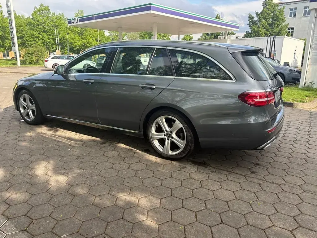 Gebraucht Mercedes E220 194 PS (142 kW) 2019 Grau Limousine