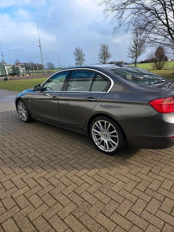 Gebraucht BMW 320 Luxury Line 186 PS (136 kW) 2013 Braun Limousine