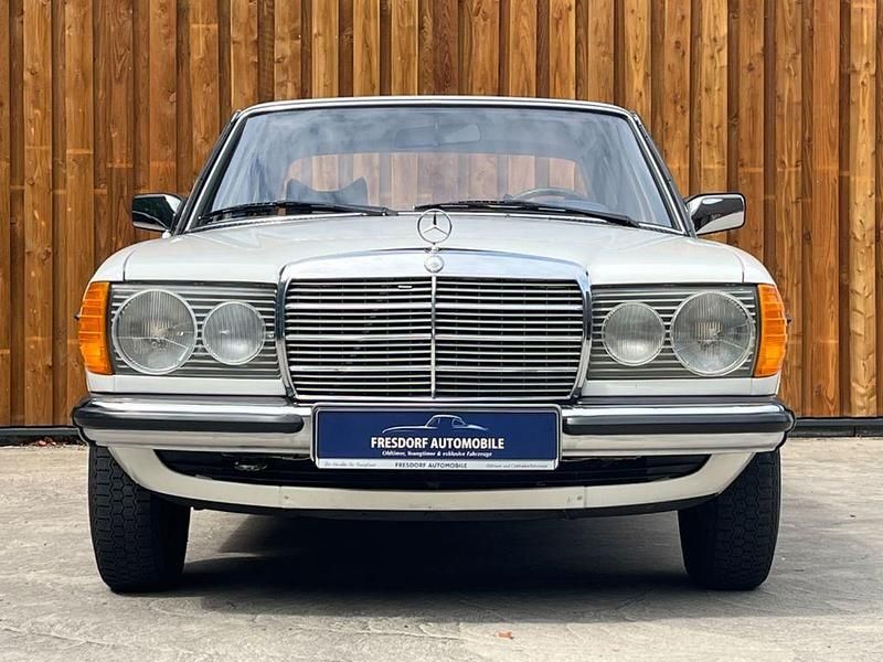 Violet Gebraucht 1979 Mercedes 240 Limousine | 19.900 € - Bild 1/4
