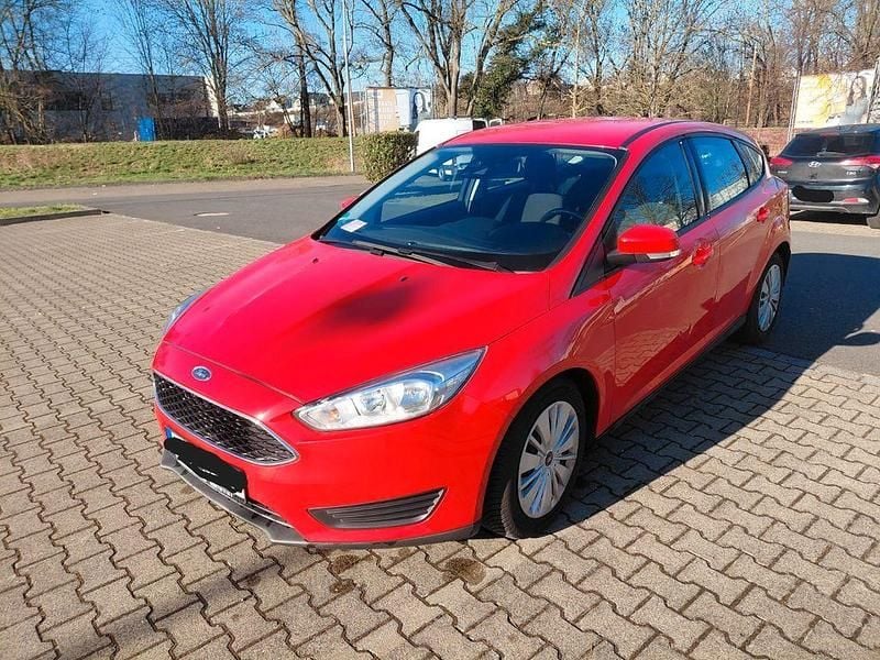 Gebraucht Ford Focus Ambiente 101 PS (74 kW) 2016 Rot Limousine