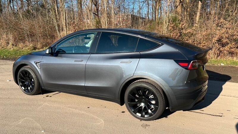 Grau Gebraucht 2023 Tesla Model Y Standard Range SUV | 38.299 € (Fairer Preis) - Bild 1/4