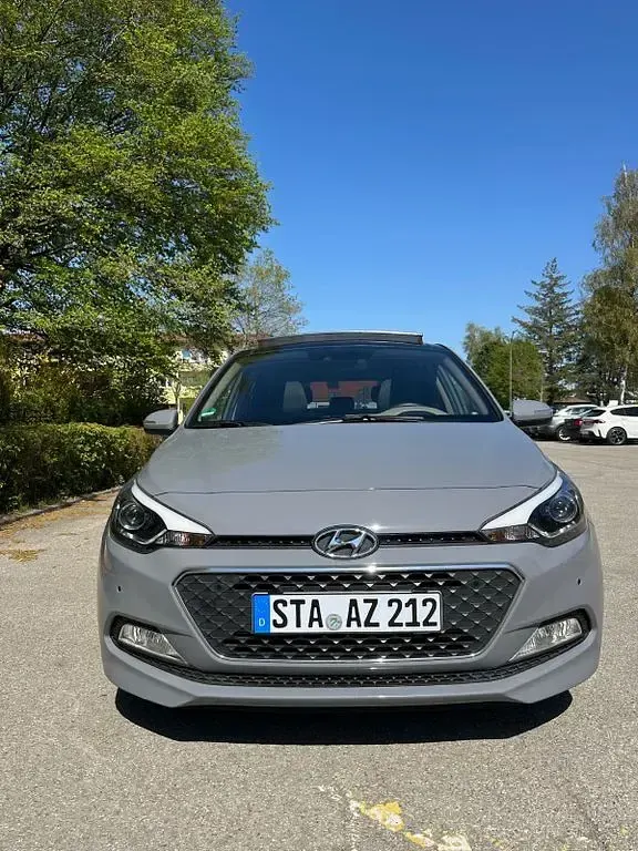 Gebraucht Hyundai i20 101 PS (74 kW) 2015 Grau Limousine