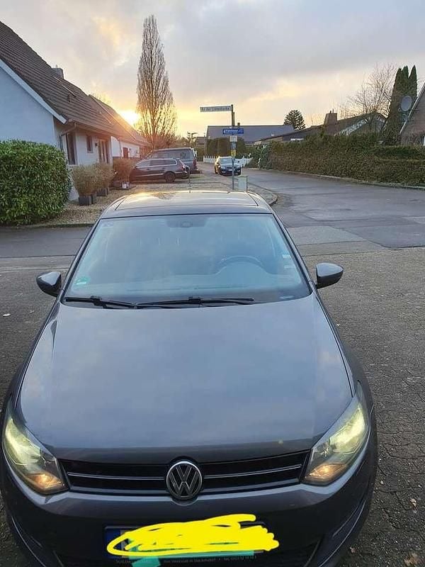 Grau Gebraucht 2013 VW Polo Life Limousine | 8.900 € (Fairer Preis) - Bild 1/4