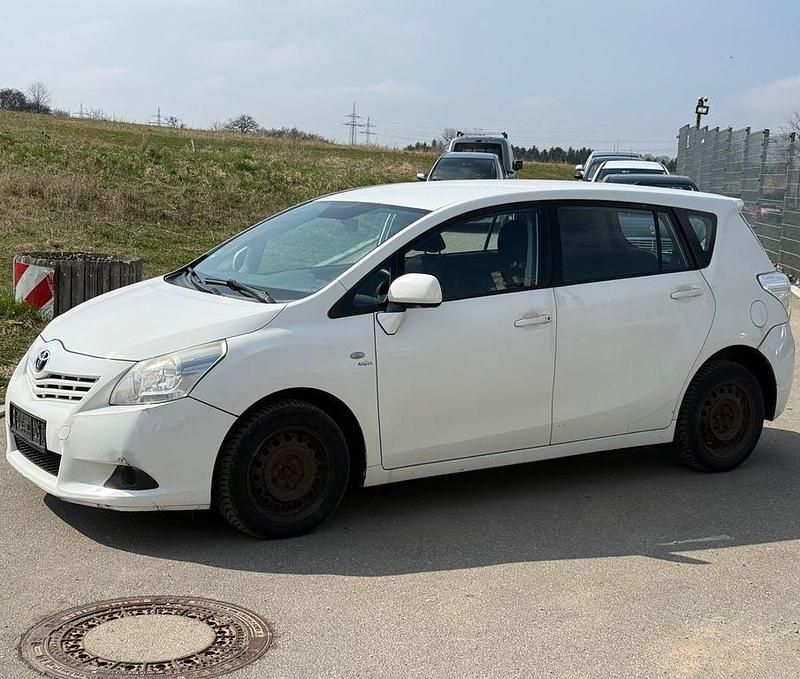 Gebraucht Toyota Verso 126 PS (92 kW) 2011 Weiß Van / Kleinbus