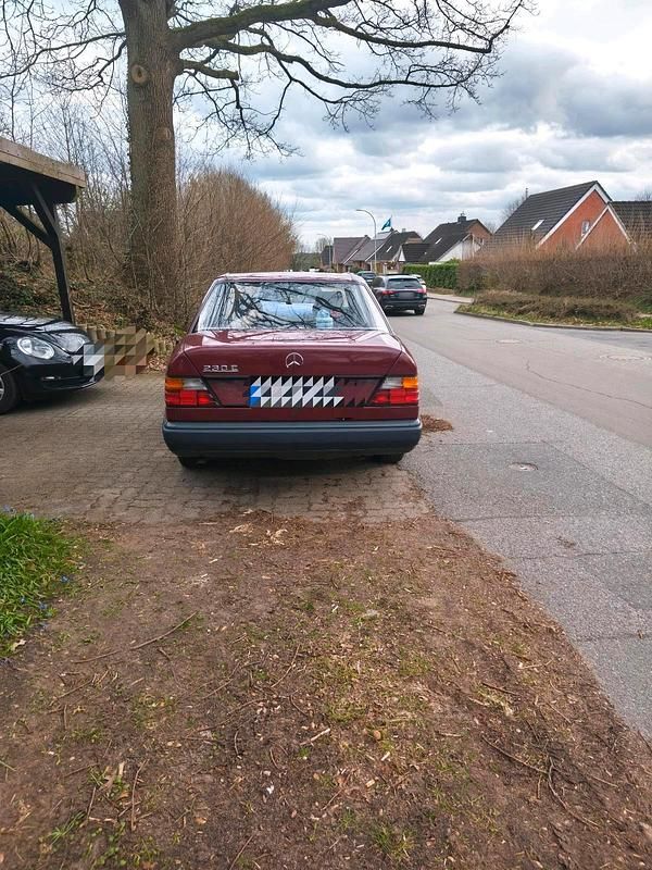 Second-hand Mercedes E230 132 CP (97 kW) 1987 Roșu Berlinǎ