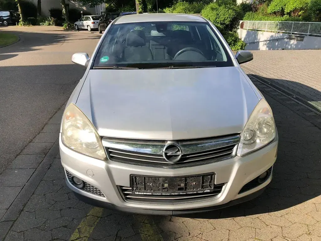 Gebraucht Opel Astra Edition 116 PS (85 kW) 2009 Silber Limousine