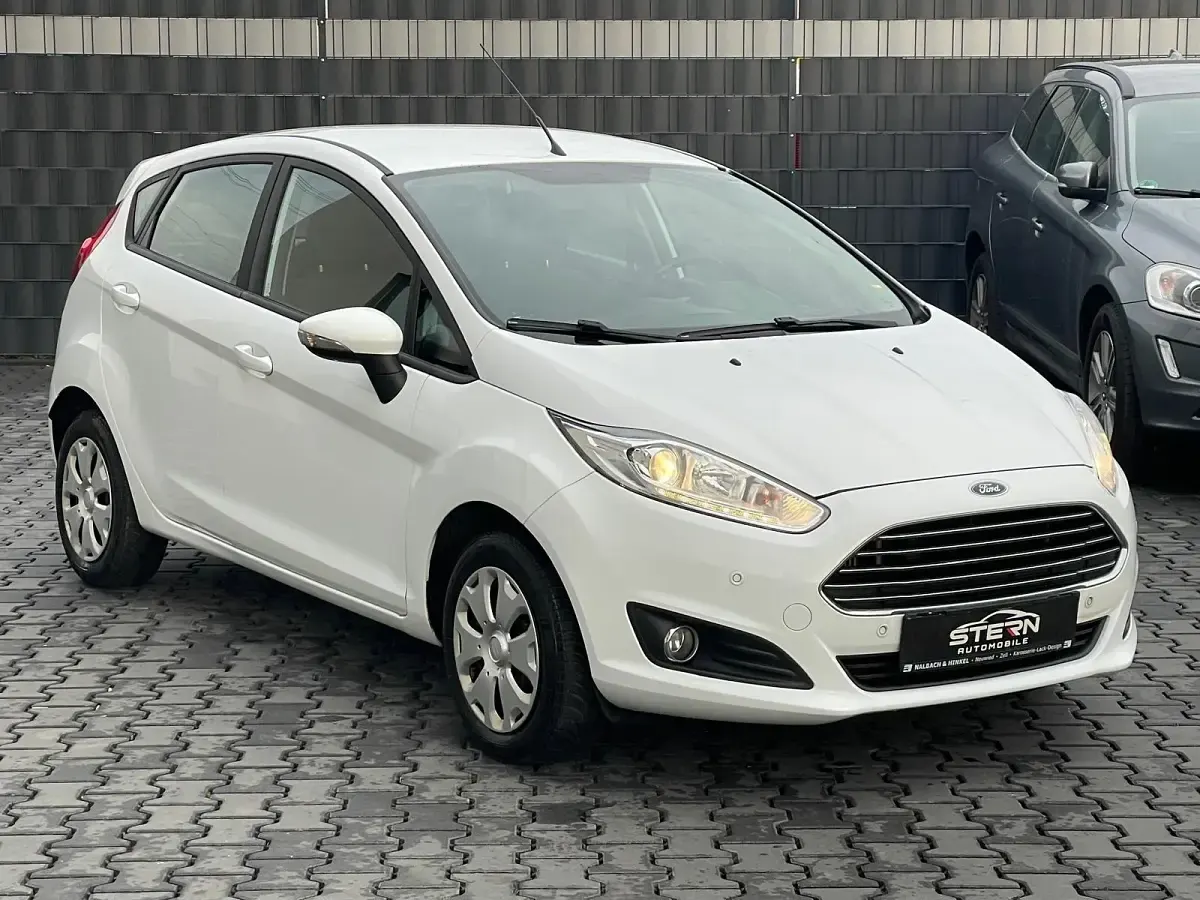 Gebraucht Ford Fiesta 80 PS (58 kW) 2015 Weiß Kleinwagen