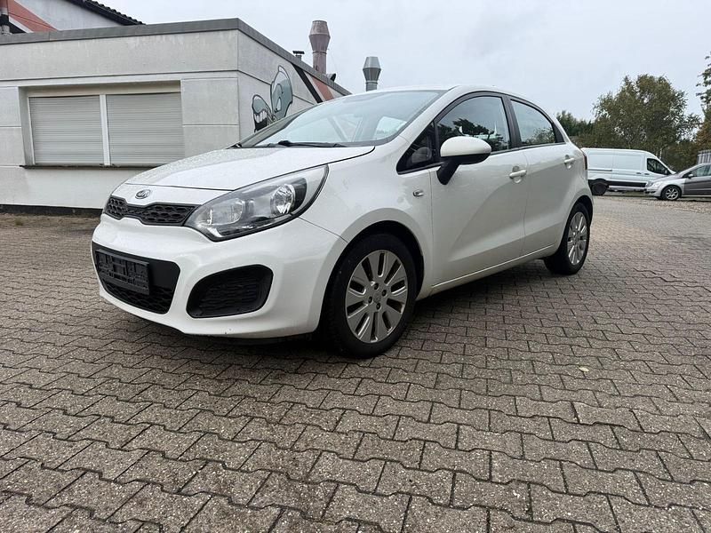 Weiß Gebraucht 2011 Kia Rio Limousine | 3.000 € (Fairer Preis) - Bild 1/4