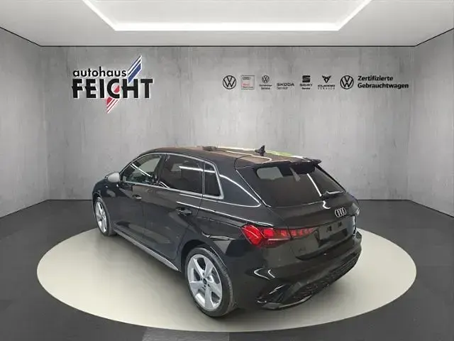 Second-hand Audi A3 S-Line 204 CP (150 kW) 2026 Negru Berlinǎ
