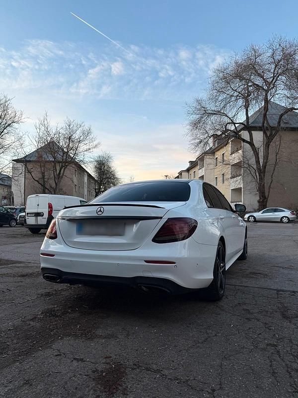 Gebraucht Mercedes E200 AMG line 184 PS (135 kW) 2016 Weiß Limousine