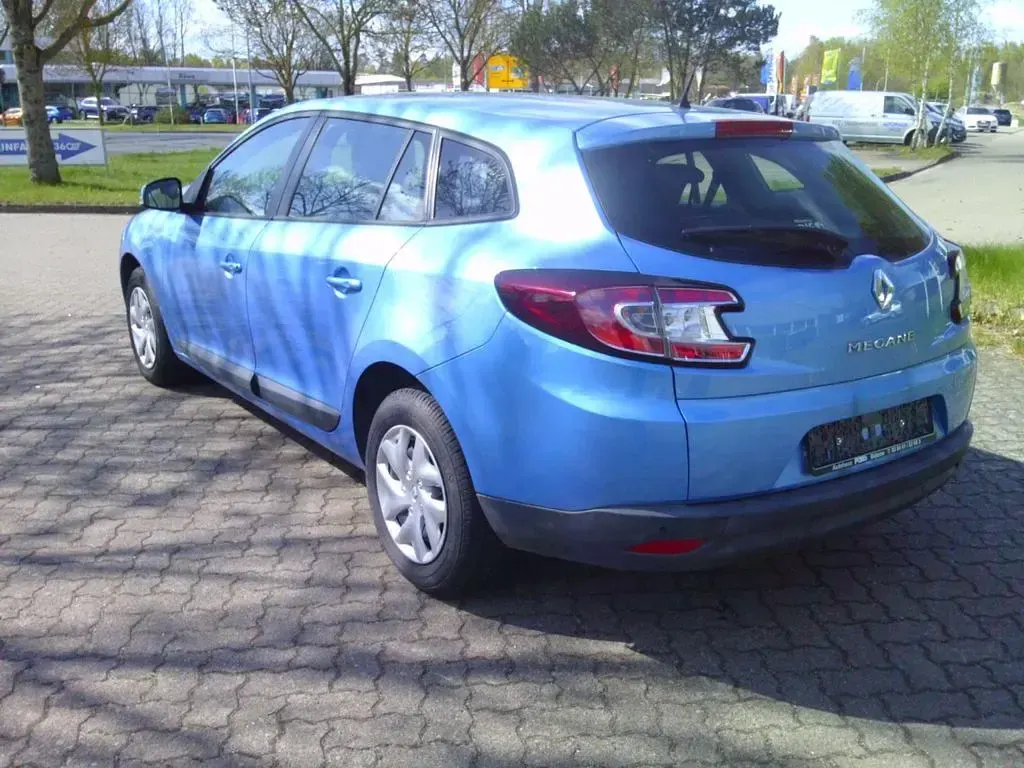 Używany Renault Mégane Authentique 110 KM (80 kW) 2015 Niebieski Sedan/Limuzyna