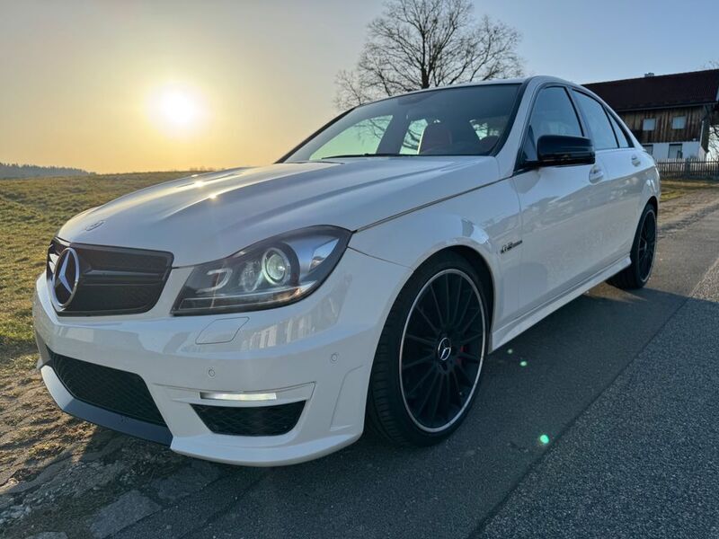 Weiß Gebraucht 2010 Mercedes C63 AMG AMG Limousine | 24.990 € - Bild 1/4