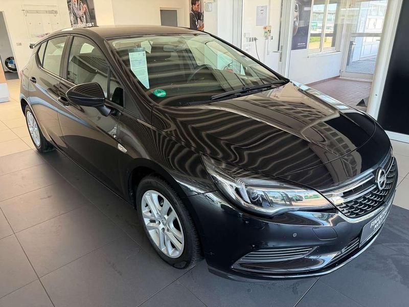 Gebraucht Opel Astra Edition 105 PS (77 kW) 2015 Schwarz Limousine