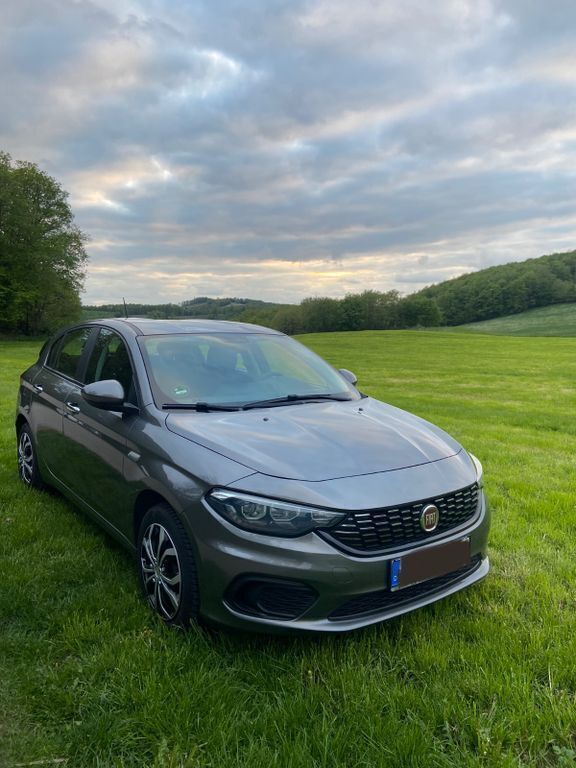 Grau Gebraucht 2017 Fiat Tipo Easy Limousine | 8.800 € (Guter Preis) - Bild 1/4