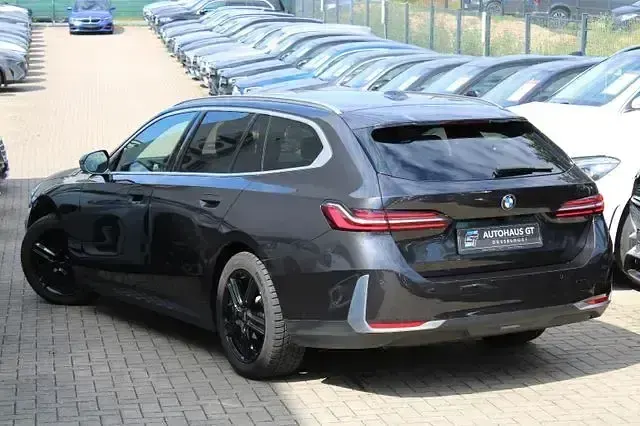 Gebraucht BMW 520 Sport Line 197 PS (144 kW) 2025 Sophistograu Kombi