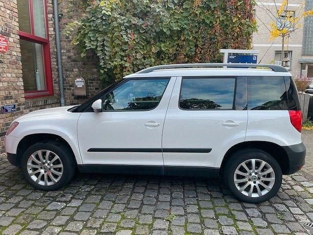 Weiß Gebraucht 2013 Skoda Yeti Ambition SUV | 8.999 € (Teuer) - Bild 1/4