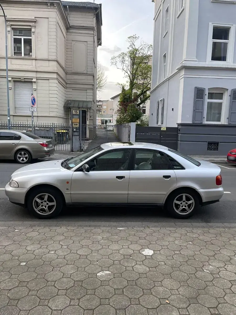 Używany Audi A4 125 KM (91 kW) 1995 Srebrny Sedan/Limuzyna
