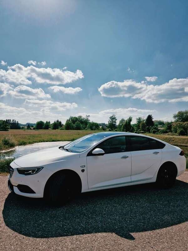 Weiß Gebraucht 2018 Opel Insignia Exklusiv Limousine | 18.200 € - Bild 1/4