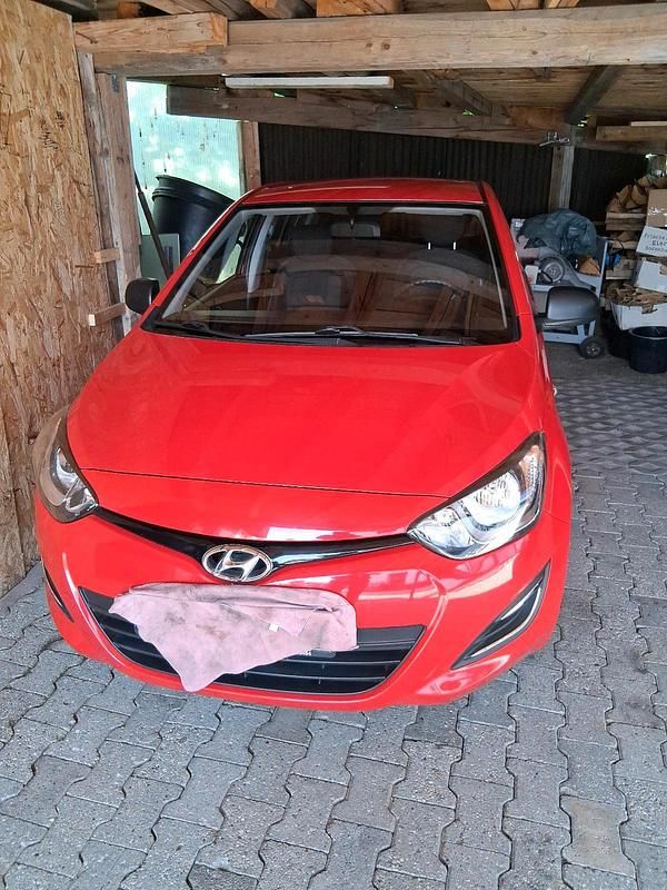Rot Gebraucht 2013 Hyundai i20 Limousine | 4.000 € (Guter Preis) - Bild 1/4