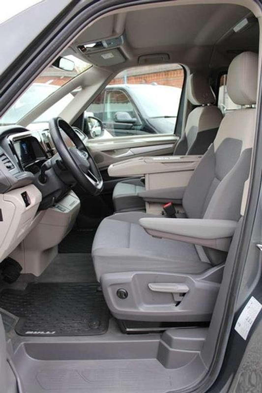 Gebraucht VW Multivan 150 PS (110 kW) 2024 Grau Van